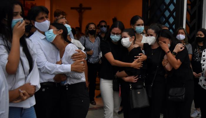 Familiares y amigos de Sara María García Rodríguez se lamentan hoy durante su velatorio en Buga, Valle del Cauca (Colombia).