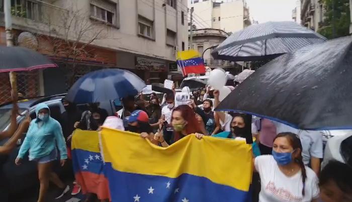 Según ella misma relató a la prensa, había comenzado a sentirse mareada después de beber un vaso de agua que su jefe, Humberto Garzón.