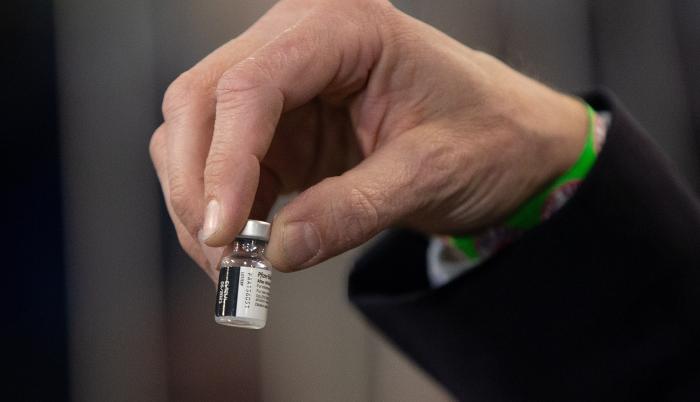 Farmacéuticas consideran contraproducente control de exportación de vacunas