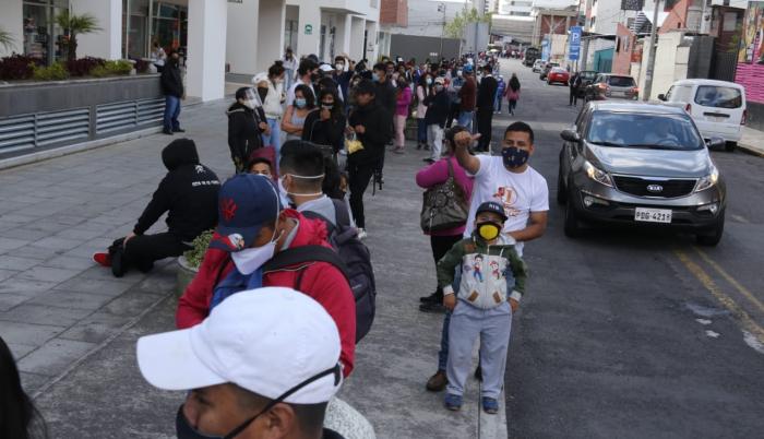 En Quito se registraron largas filas en el Registro Civil.