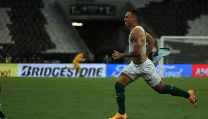 Breno Henrique Vasconcelos de Palmeiras anota un gol hoy, durante el partido entre Palmeiras y Santos por la final de la Copa Libertadores, en el estadio Maracaná de Río de Janeiro