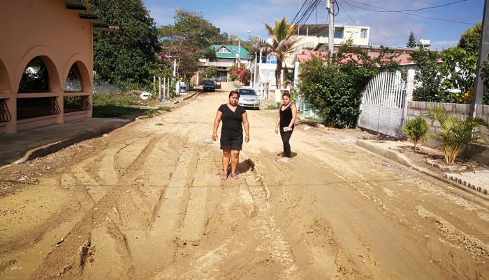 Abandono. Dos vecinas de La Victoria, una ciudadela ubicada al norte de General Villamil, paradas en medio de la vía sin asfalto, un escenario que se repite en los alrededores del lugar.