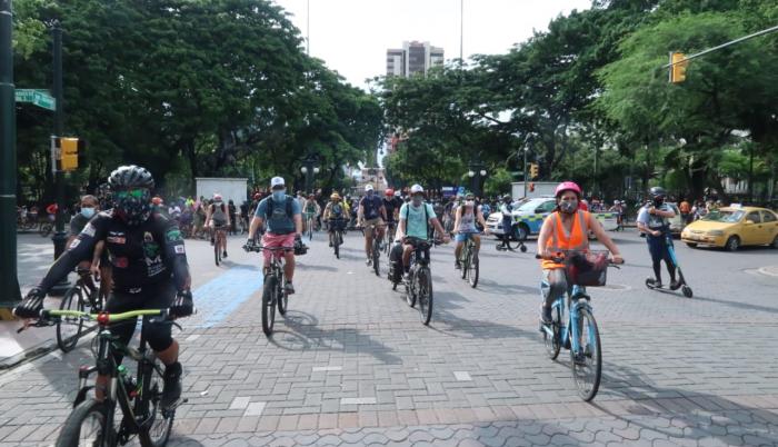 La cita de los ciclistas tuvo varios puntos. Uno de estos fue el parque Centenario, en el centro.