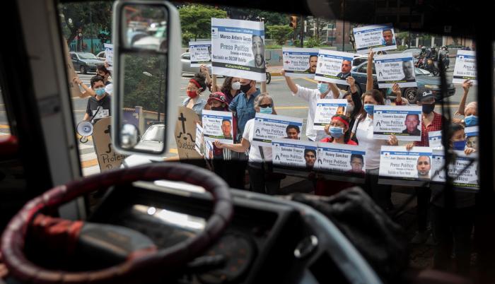 Fotografía tomada el pasado 10 de diciembre en la que se registró a decenas de personas al exigier el respeto de los derechos humanos en una calle en Caracas (Venezuela).