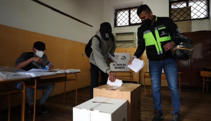 Un hombre votó hoy en un centro electoral en Quito (Ecuador).