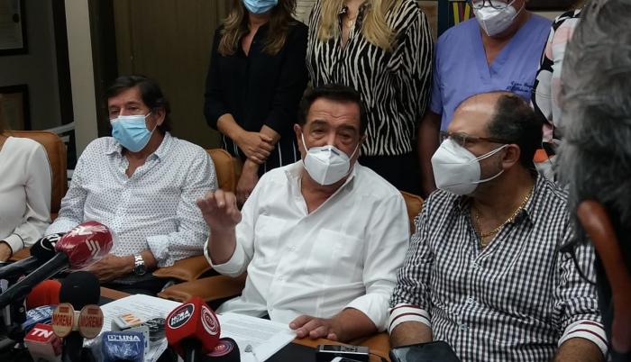 Jaime Nebot junto con algunos asambleístas que lograron, según él, ganar un curul.