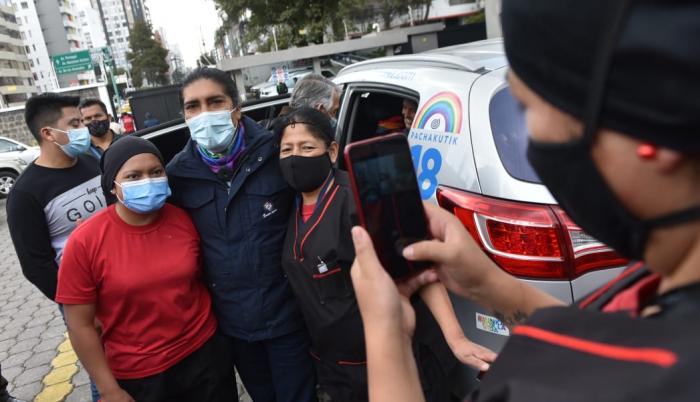 Yaku Pérez se tomó fotos con simpatizantes en los exteriores del CNE.