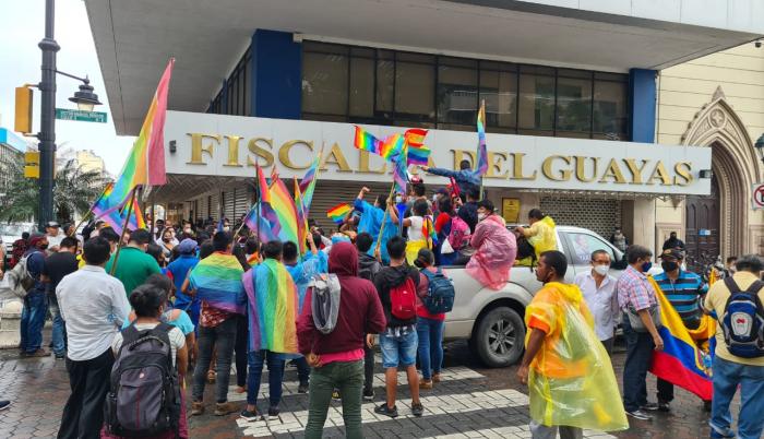 Simpatizantes de Pachakutik en los exteriores de la Fiscalía.