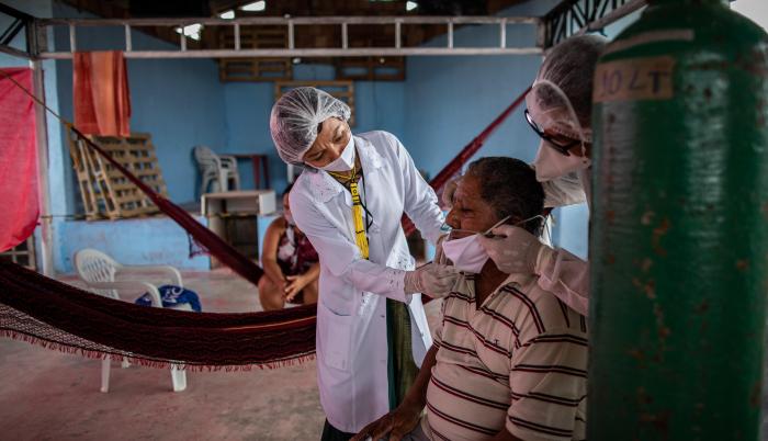 Indígenas crean hospital de campaña para pacientes con covid en el Amazonas