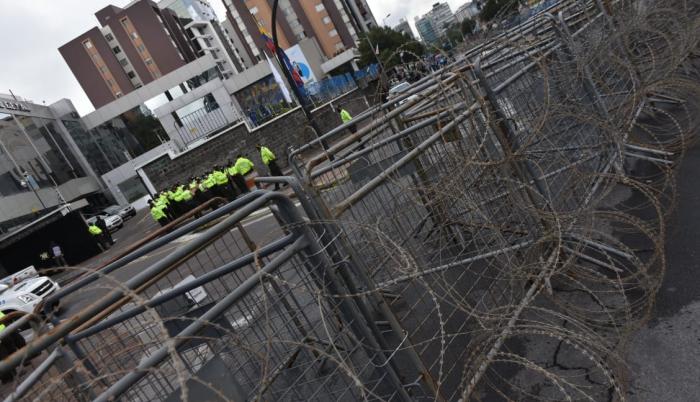Los exteriores del CNE están resguardados.