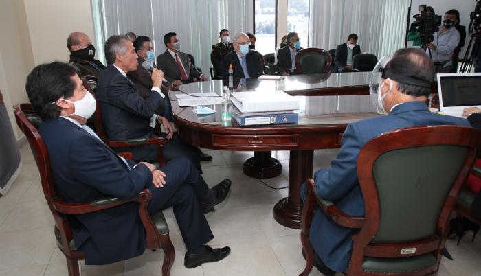 Isspol reunión con Chérrez