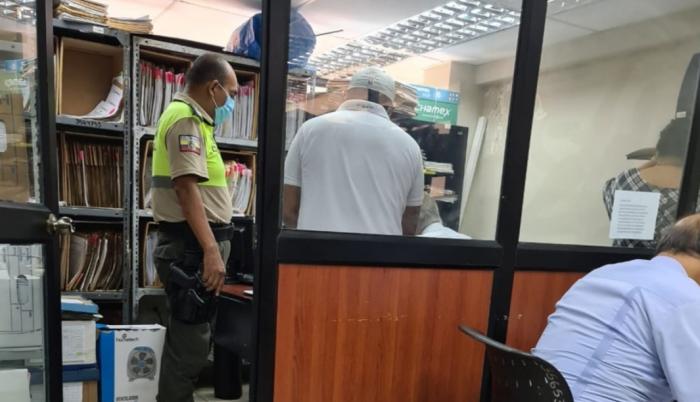 El sospechoso (con gorra) fue detenido en el despacho del fiscal que investiga el caso.