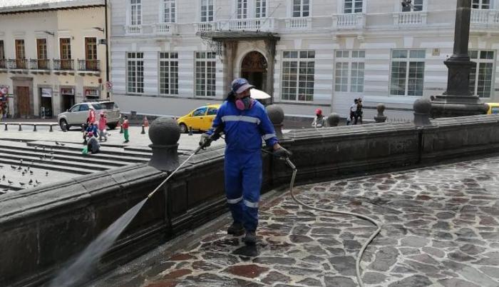 En Quito se deben realizar hidrolavados en las calles.