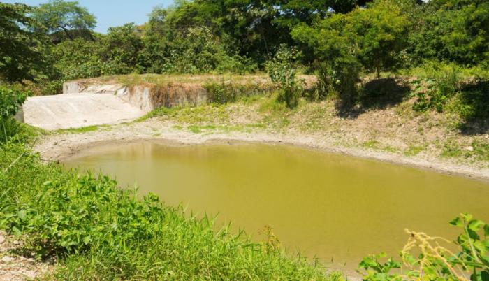 Tapes y diques_Agua en Santa Elena