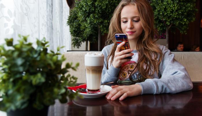 Adolescente concentrado en su celular