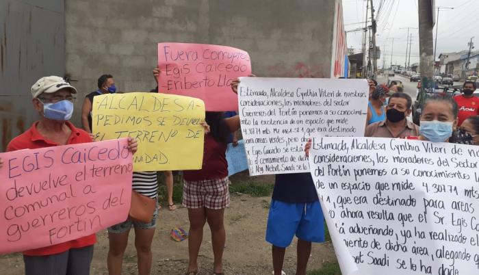 Con carteles se señala a un edil. Egis Caicedo asegura que es legal.
