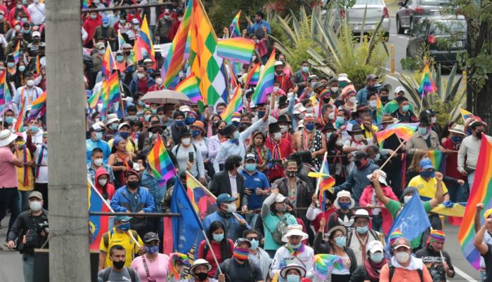 Cientos de protestantes en apoyo a Yaku Pérez, por las calles de Quito.