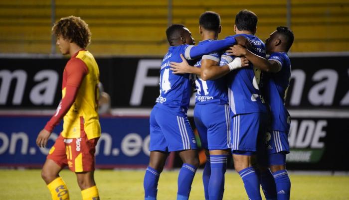 El volante Sebastián Rodríguez (c) marcó el primer gol de Emelec en la victoria como visitante sobre Aucas.