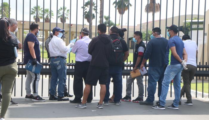 Hace casi un año, familiares esperaban por horas noticias de sus fallecidos en el Parque de la Paz.