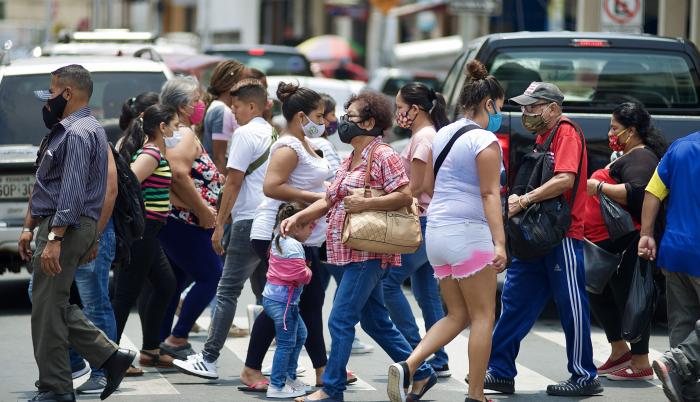 Personas caminan en una calle de la ciudad de Guayaquil (Ecuador).