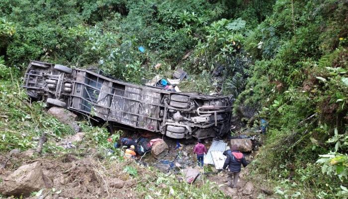 Al menos 20 personas fallecieron este martes al caer un ómnibus de transporte público por un barranco en una carretera de la región boliviana de Cochabamba, en el centro del país.