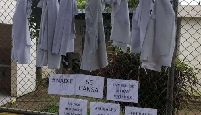 Con mandiles colgados se protesta en algunas zonas del país.