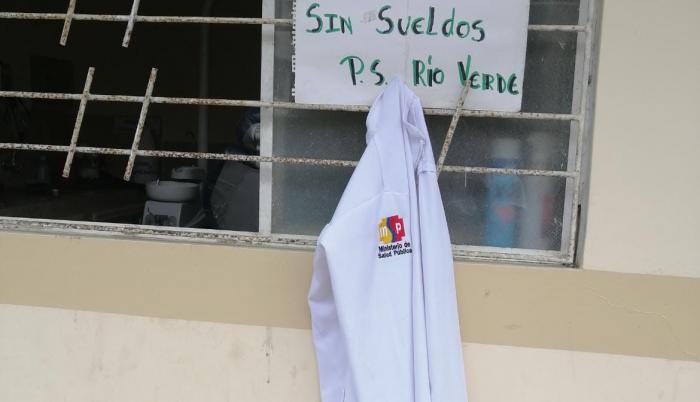 Mandiles guindados afuera de los centros, como medida de protesta.