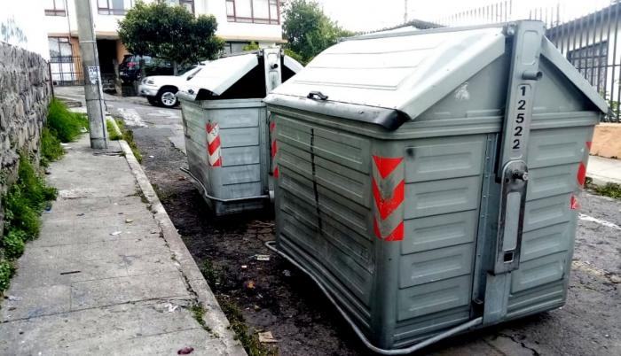 Los contenedores de basura son objeto de vandalismo en Quito.