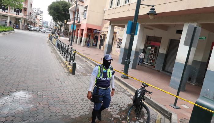Así se observaba la mañana y tarde de ayer la tradicional estación de la cooperativa Exxon, en la calle Víctor Manuel Rendón, junto al parque Centenario.