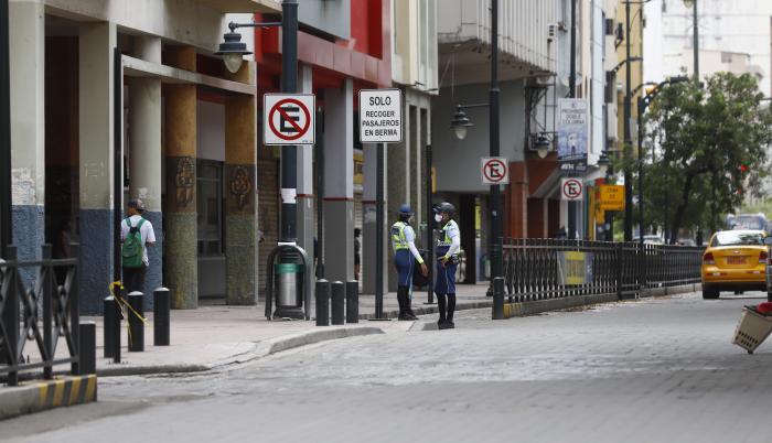 Dos agentes de tránsito custodiaban la calle Víctor Manuel Rendón la mañana de ayer.
