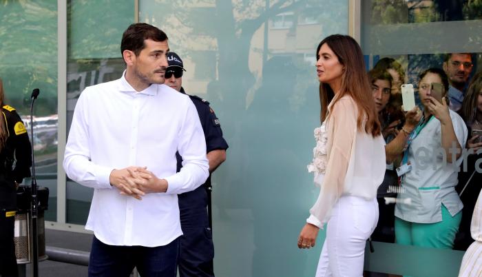 El portero español Iker Casillas acompañado por su mujer Sara Carbonero a su salida del hospital de Oporto, donde estuvo ingresado tras el infarto que sufrió en 2019. EFE/Carlos Garcia