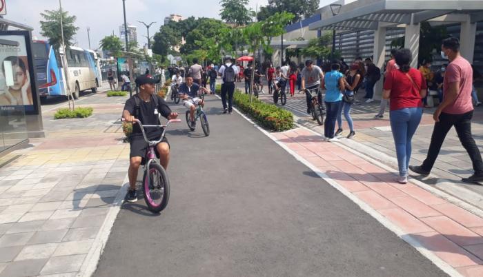 Ciclovía. No faltaron las bicicletas el día de las elecciones, aunque muchos peatones invadieron el carril.