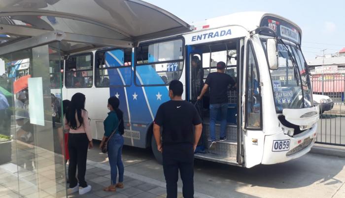 Paraderos. Como fue estructurado, las estaciones para buses cumplieron su propósito de dar sombra.