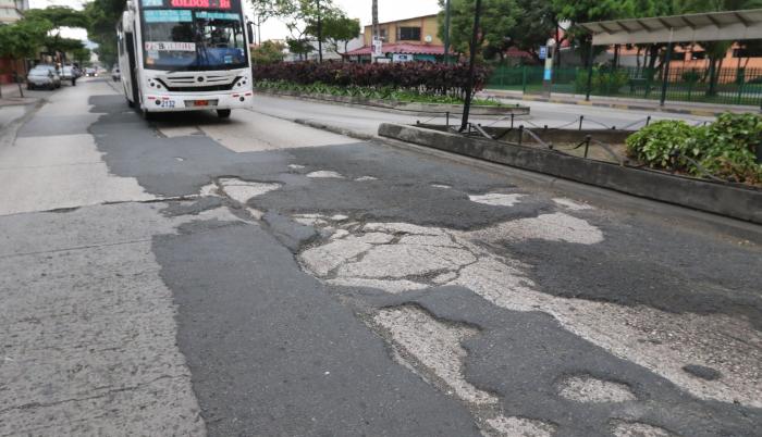 Realidades como esta son constantes en toda la urbe. No hay sector que no registre baches.