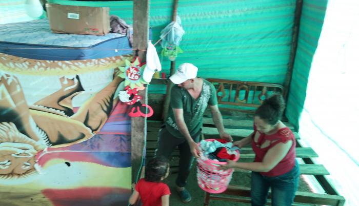Damnificados. Miriam Ramos perdió todo: colchones, ropa, útiles escolares de sus hijas. El agua irrumpió en la covacha donde vive.
