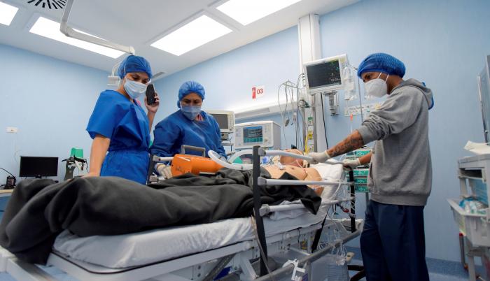 Personal de salud traslada a un paciente fallecido por la Covid-19, el 13 de marzo de 2021, en el Hospital del Instituto Ecuatoriano de Seguridad Social (IESS), en Guayaquil (Ecuador).