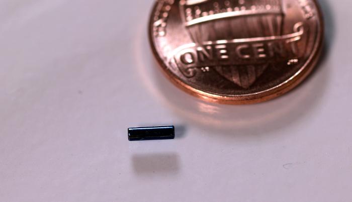 Fotografía cedida por Bionaut Labs donde se muestra a escala con una moneda de un centavo de dólar un microrobot.