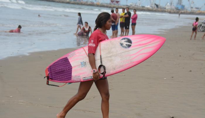 Génisas-Borja-surfista-ecuatoriana