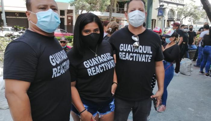 Los protestantes portan carteles, bocinas y camisetas de color negro con leyendas como