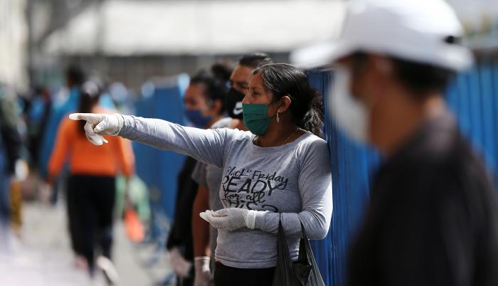 Una persona con mascarilla este viernes en el mercado de San Roque, uno de los mas grandes de Quito (Ecuador).