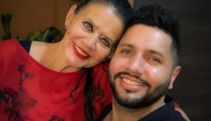 Nicolás Espinosa con su madre