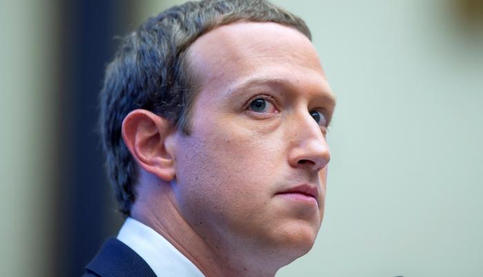 El máximo directivo de la red social fue llamado a testificar junto a los consejeros delegados de Twitter, Jack Dorsey, y Google, Sundar Pichai