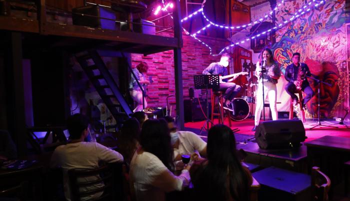 Show en vivo. La cantante Abby Lara inauguró las noches de jazz en Diva Nicotina el pasado jueves.