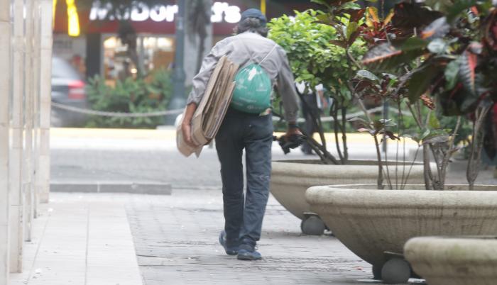 Escenario. Es común ver cómo recicladores duermen en cartones.