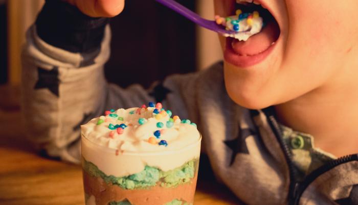 Niño comiendo postre