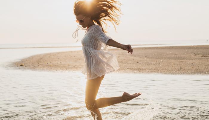 Mujer disfrutando de la playa