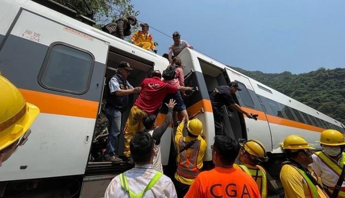 El rescate de los 66 pasajeros en el percance del tren