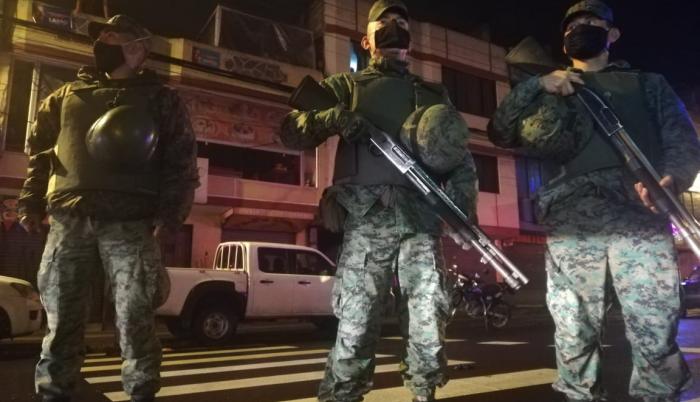 militares toque de queda