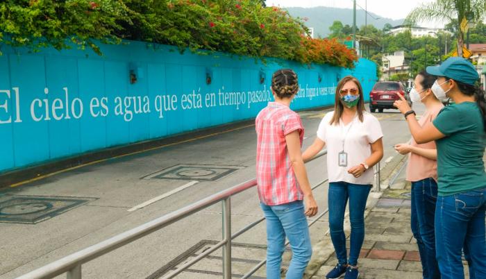 Funcionarios municipales y una de las frases de Letras Vivas.