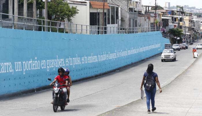 Mural del proyecto Letras Vivas. Al menos medio centenar de frases han sido pintadas.